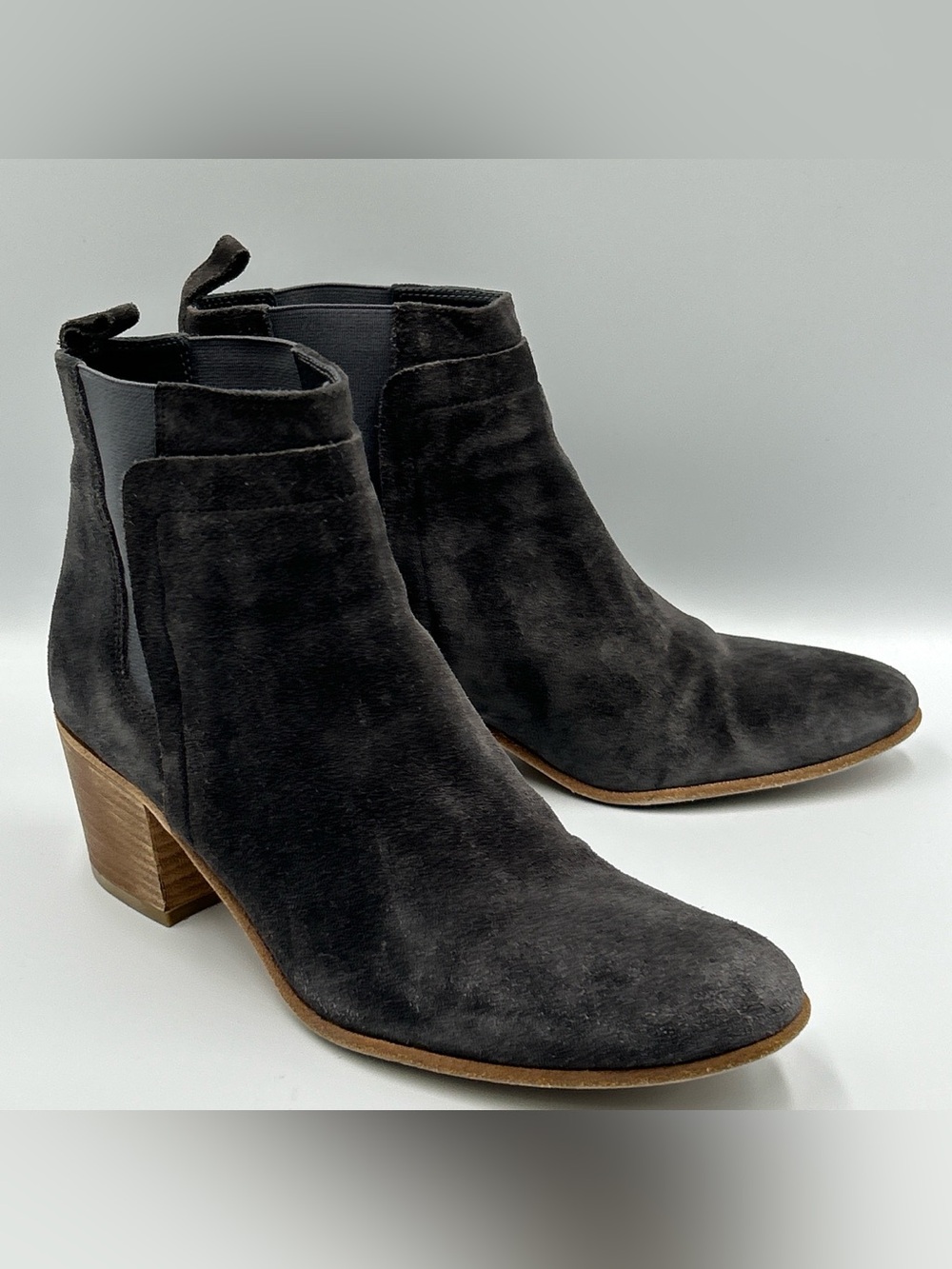 VINCE Chelsea Boots Womens Size 7.5M Gray Suede Pull On Western Short Block Heel